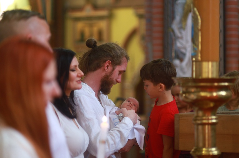 Parafia w drodze. Uczestnicy PMRDiK przyjęli sakramenty wtajemniczenia chrześcijańskiego