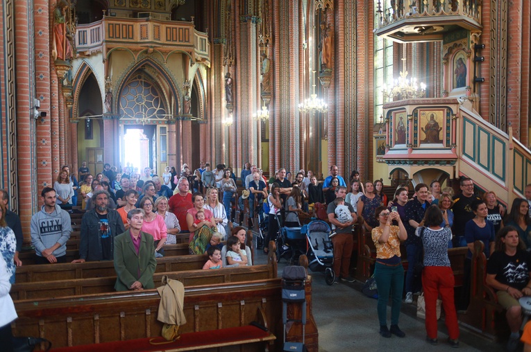 Parafia w drodze. Uczestnicy PMRDiK przyjęli sakramenty wtajemniczenia chrześcijańskiego