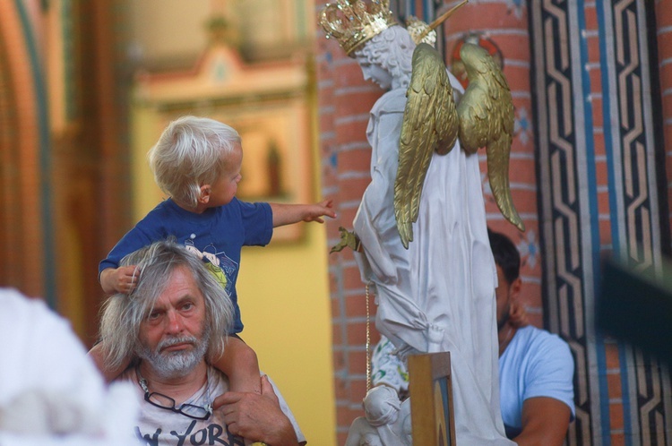 Parafia w drodze. Uczestnicy PMRDiK przyjęli sakramenty wtajemniczenia chrześcijańskiego