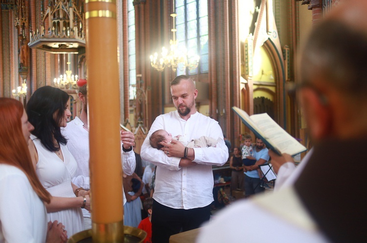 Parafia w drodze. Uczestnicy PMRDiK przyjęli sakramenty wtajemniczenia chrześcijańskiego