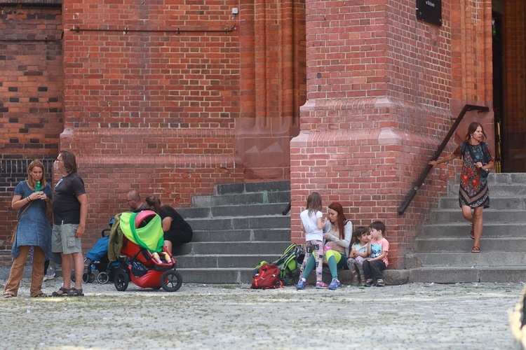 Parafia w drodze. Uczestnicy PMRDiK przyjęli sakramenty wtajemniczenia chrześcijańskiego