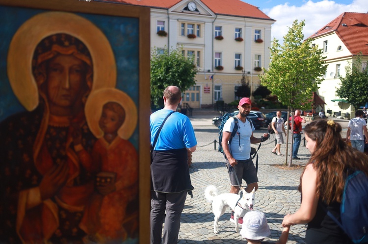 Parafia w drodze. Uczestnicy PMRDiK przyjęli sakramenty wtajemniczenia chrześcijańskiego