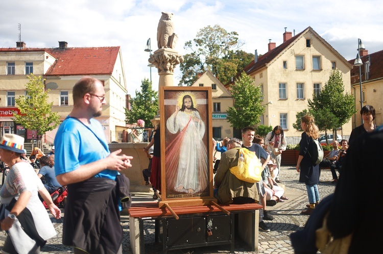 Parafia w drodze. Uczestnicy PMRDiK przyjęli sakramenty wtajemniczenia chrześcijańskiego