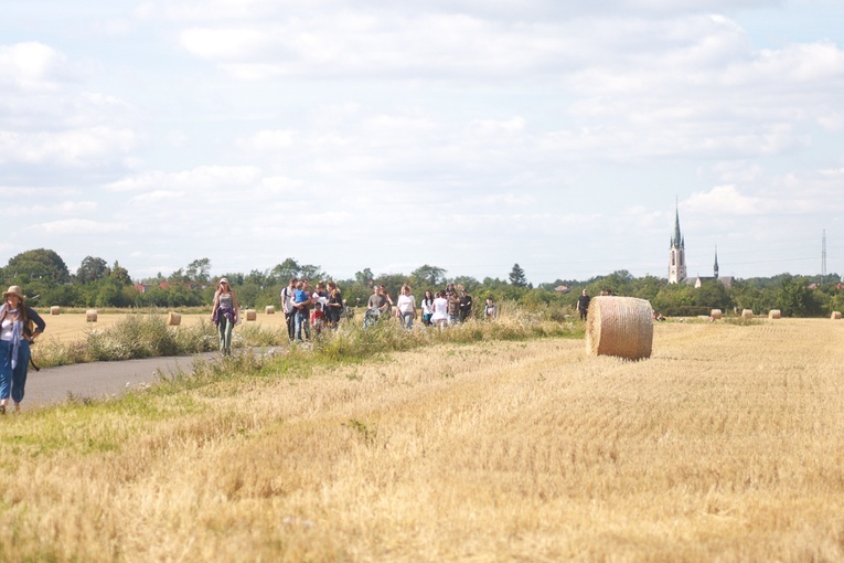 Parafia w drodze. Uczestnicy PMRDiK przyjęli sakramenty wtajemniczenia chrześcijańskiego