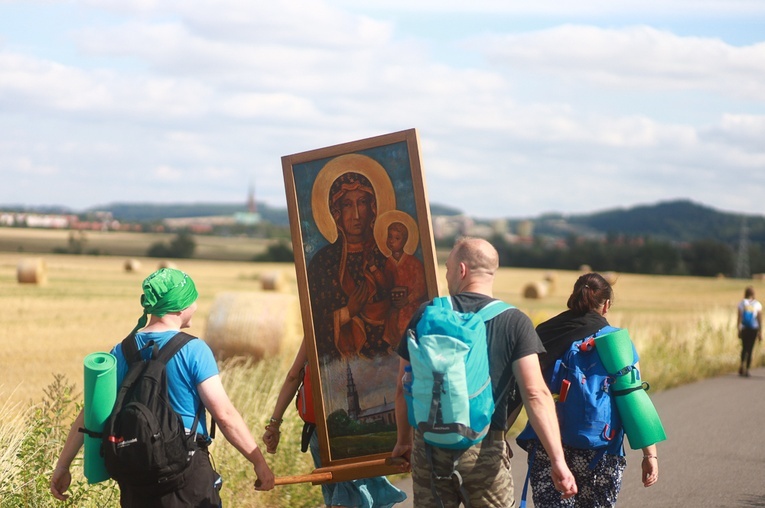 Parafia w drodze. Uczestnicy PMRDiK przyjęli sakramenty wtajemniczenia chrześcijańskiego