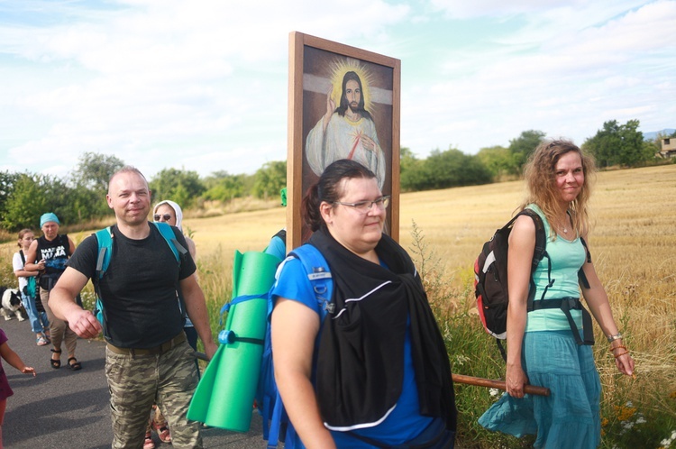 Parafia w drodze. Uczestnicy PMRDiK przyjęli sakramenty wtajemniczenia chrześcijańskiego