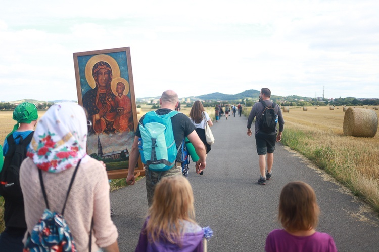 Parafia w drodze. Uczestnicy PMRDiK przyjęli sakramenty wtajemniczenia chrześcijańskiego