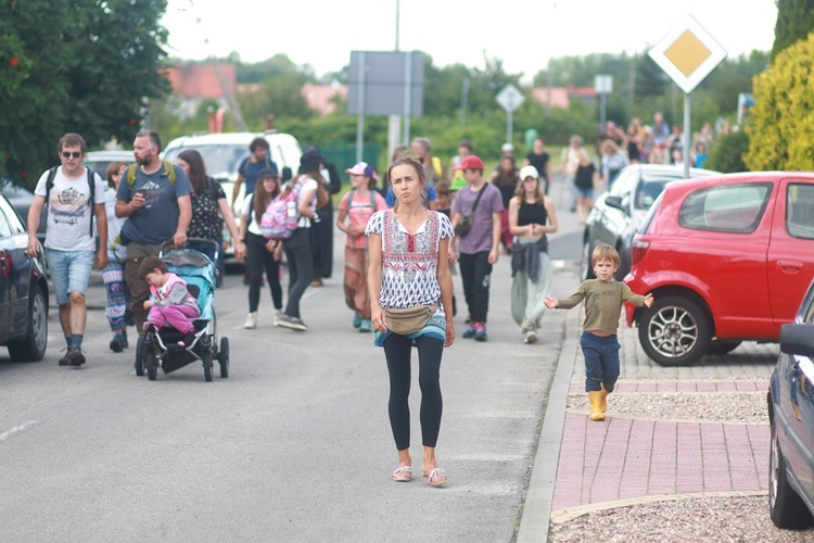 Parafia w drodze. Uczestnicy PMRDiK przyjęli sakramenty wtajemniczenia chrześcijańskiego