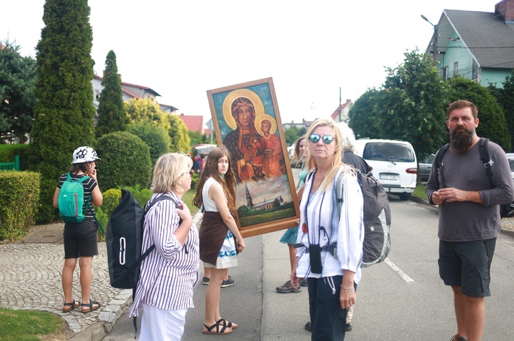 Parafia w drodze. Uczestnicy PMRDiK przyjęli sakramenty wtajemniczenia chrześcijańskiego