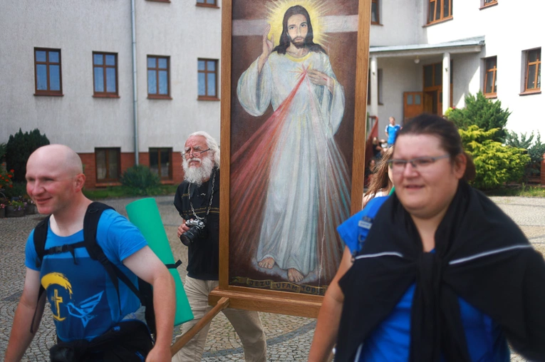 Parafia w drodze. Uczestnicy PMRDiK przyjęli sakramenty wtajemniczenia chrześcijańskiego