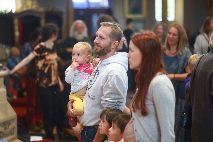 Parafia w drodze. Uczestnicy PMRDiK przyjęli sakramenty wtajemniczenia chrześcijańskiego