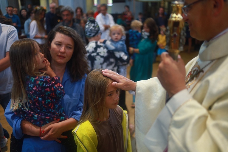 Parafia w drodze. Uczestnicy PMRDiK przyjęli sakramenty wtajemniczenia chrześcijańskiego