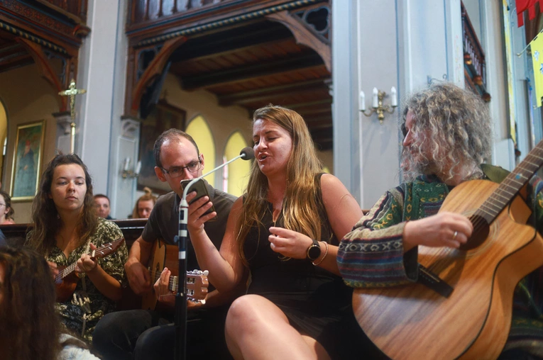 Parafia w drodze. Uczestnicy PMRDiK przyjęli sakramenty wtajemniczenia chrześcijańskiego