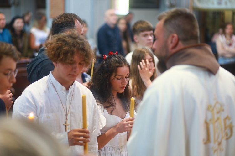 Parafia w drodze. Uczestnicy PMRDiK przyjęli sakramenty wtajemniczenia chrześcijańskiego