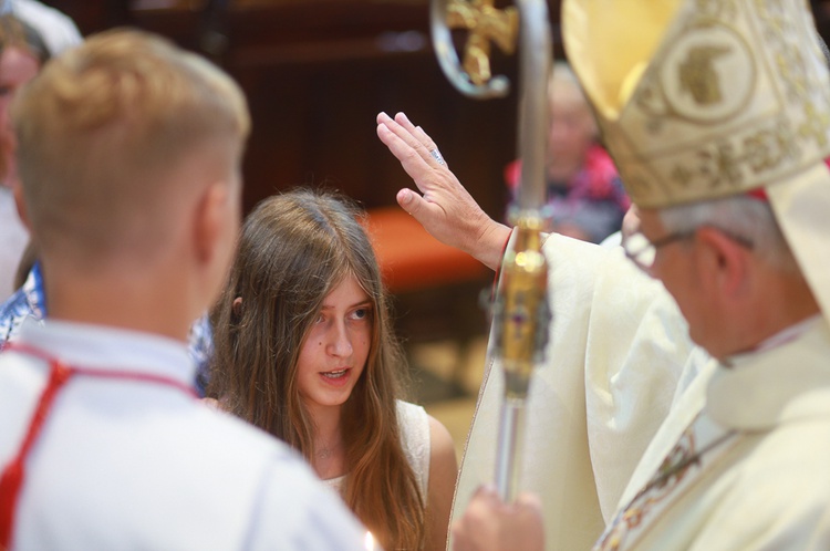 Parafia w drodze. Uczestnicy PMRDiK przyjęli sakramenty wtajemniczenia chrześcijańskiego