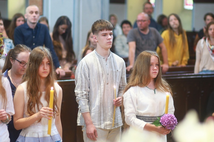 Parafia w drodze. Uczestnicy PMRDiK przyjęli sakramenty wtajemniczenia chrześcijańskiego