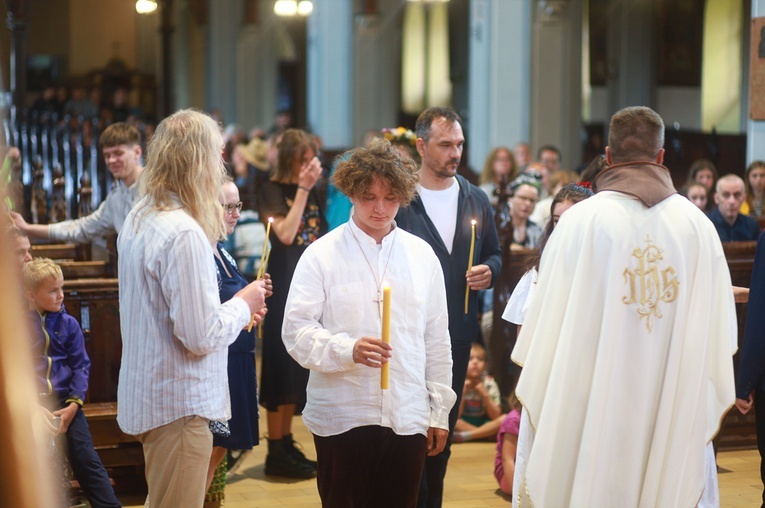 Parafia w drodze. Uczestnicy PMRDiK przyjęli sakramenty wtajemniczenia chrześcijańskiego