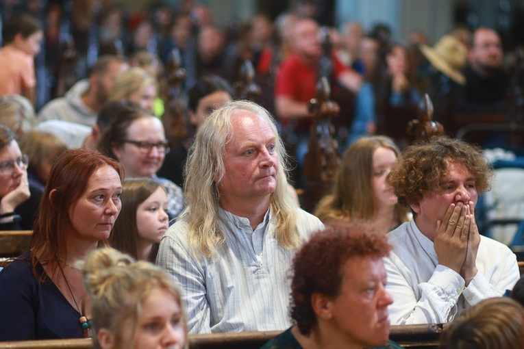 Parafia w drodze. Uczestnicy PMRDiK przyjęli sakramenty wtajemniczenia chrześcijańskiego