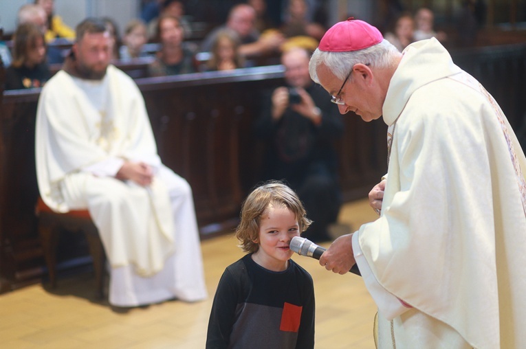 Parafia w drodze. Uczestnicy PMRDiK przyjęli sakramenty wtajemniczenia chrześcijańskiego