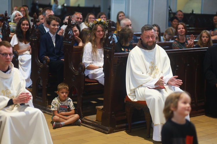 Parafia w drodze. Uczestnicy PMRDiK przyjęli sakramenty wtajemniczenia chrześcijańskiego