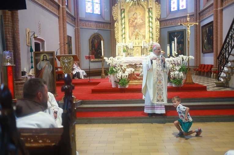 Parafia w drodze. Uczestnicy PMRDiK przyjęli sakramenty wtajemniczenia chrześcijańskiego