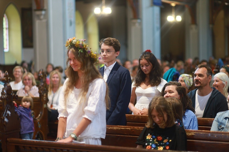 Parafia w drodze. Uczestnicy PMRDiK przyjęli sakramenty wtajemniczenia chrześcijańskiego