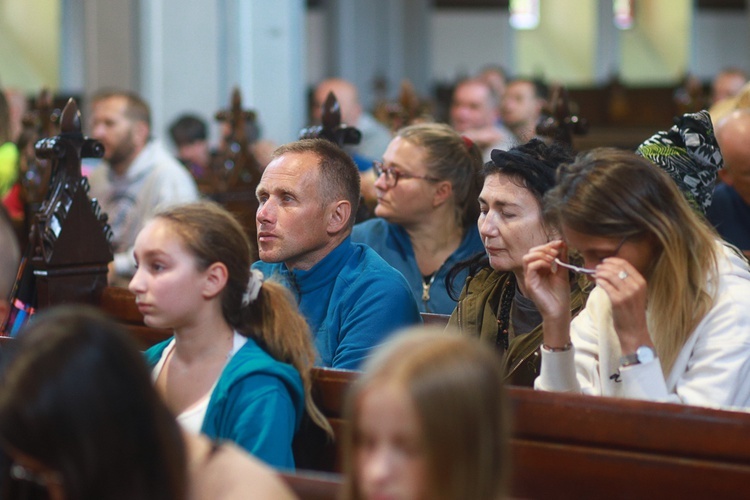 Parafia w drodze. Uczestnicy PMRDiK przyjęli sakramenty wtajemniczenia chrześcijańskiego