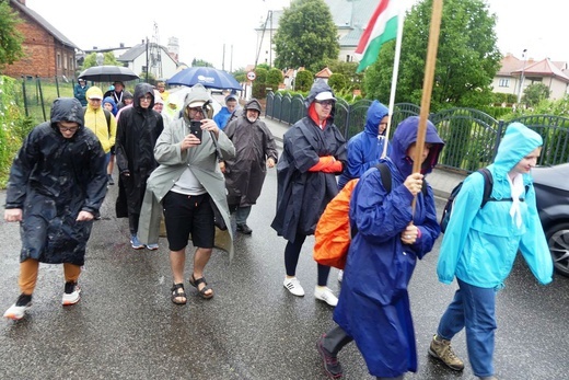 Grupa 5 z ks. Pawłem Radziejewskim SDS i ks. Konradem Nowakiem SDS - z Wilamowic na Jasną Górę 2022
