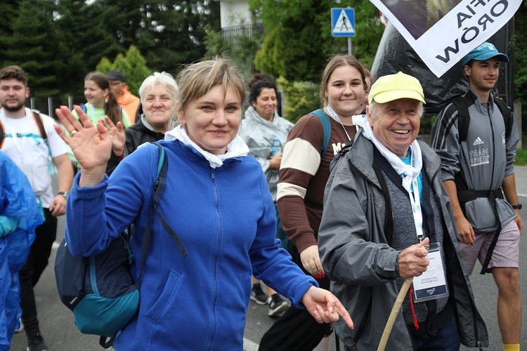 Grupa 5 z ks. Pawłem Radziejewskim SDS i ks. Konradem Nowakiem SDS - z Wilamowic na Jasną Górę 2022