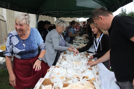 Piknik pielgrzymów jasnogórskich u św. Józefa Bilczewskiego w Wilamowicach - 2022