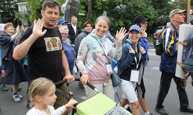 Pielgrzymi z wielu rejonów diecezji wyruszyli na Jasną Górę z Wilamowic przed południem 6 sierpnia.