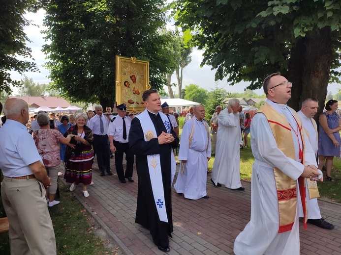 Obraz został wprowadzony do kościoła procesyjnie