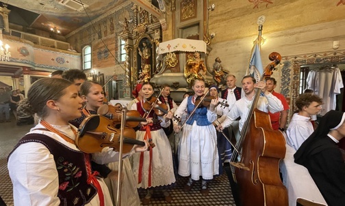 W uroczystościach odpustowych nie zabrakło góralskiej pieśni...