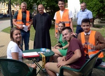 O zapisy na pielgrzymkę, która pójdzie na Jasną Górę w kolumnie opoczyńskiej, zadbali młodzi z parafii.  
