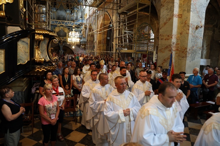 Uroczysta Eucharystia w klasztorze ojców cystersów.