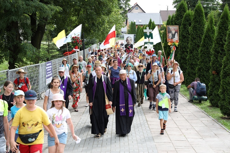 Biskup u pątników ze Stalowej Woli