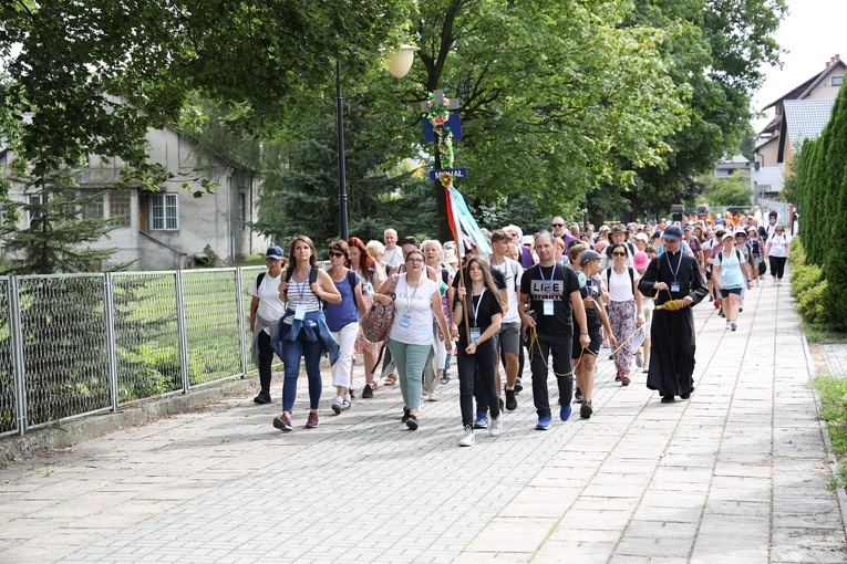 Biskup u pątników ze Stalowej Woli