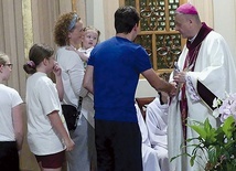 	Bp Roman Pindel otrzymał pakiet przyjaciela pielgrzymki z rąk rodziny Agnieszki i Grzegorza Tomasów.