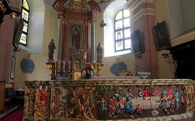 ▲	Późnobarokowy ołtarz z wizerunkiem patrona. Przy nim figury św. Piotra (po lewej) i św. Andrzeja (po prawej).