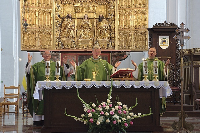 	Kapłani modlili się za wszystkie osoby służące z dobrej woli bliźniemu.