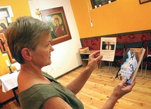 ▲	Pani Bogumiła z ulotką wspólnoty i książką Neala Lozano w kaplicy oratoryjnej służącej jako tymczasowe miejsce posługi.