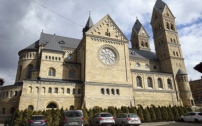 	Monumentalna świątynia w Bytomiu na Rozbarku. Architekt Max Giemsa wzorował się na katedrze w Limburgu w Niemczech.