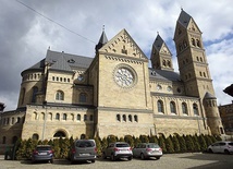 	Monumentalna świątynia w Bytomiu na Rozbarku. Architekt Max Giemsa wzorował się na katedrze w Limburgu w Niemczech.