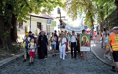 Po Eucharystii pielgrzymów odprowadził do granic miasta bp Krzysztof Nitkiewicz.
