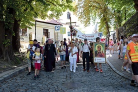 Po Eucharystii pielgrzymów odprowadził do granic miasta bp Krzysztof Nitkiewicz.