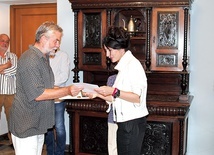 Ula Dzwonik odbiera certyfikat od dyrektora muzeum.