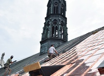 Wymiana blachy odbywa się na południowej części świątyni.