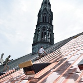 Wymiana blachy odbywa się na południowej części świątyni.