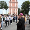 Biskup Krzysztof Zadarko żegna pielgrzymów wyruszających ze Skrzatusza na Jasną Górę.