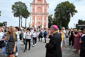 Biskup Krzysztof Zadarko żegna pielgrzymów wyruszających ze Skrzatusza na Jasną Górę.